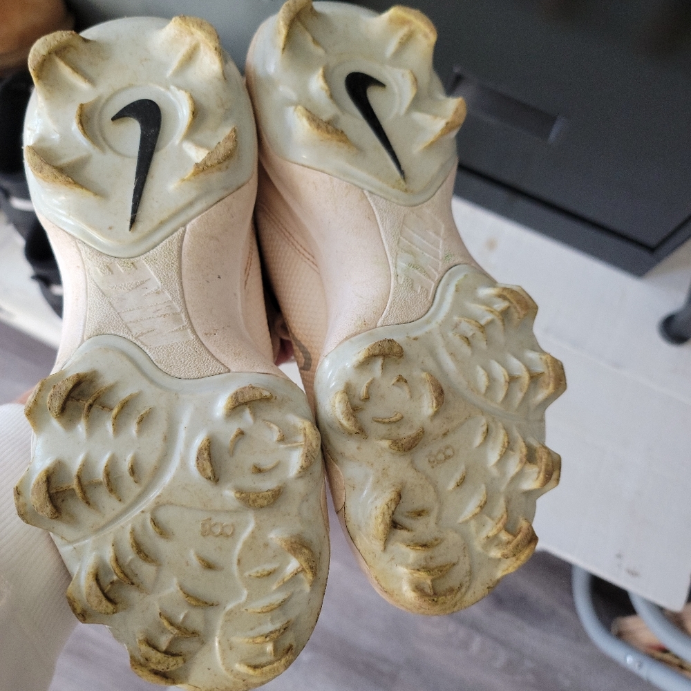 Nike cleats - Picture 2 of 3